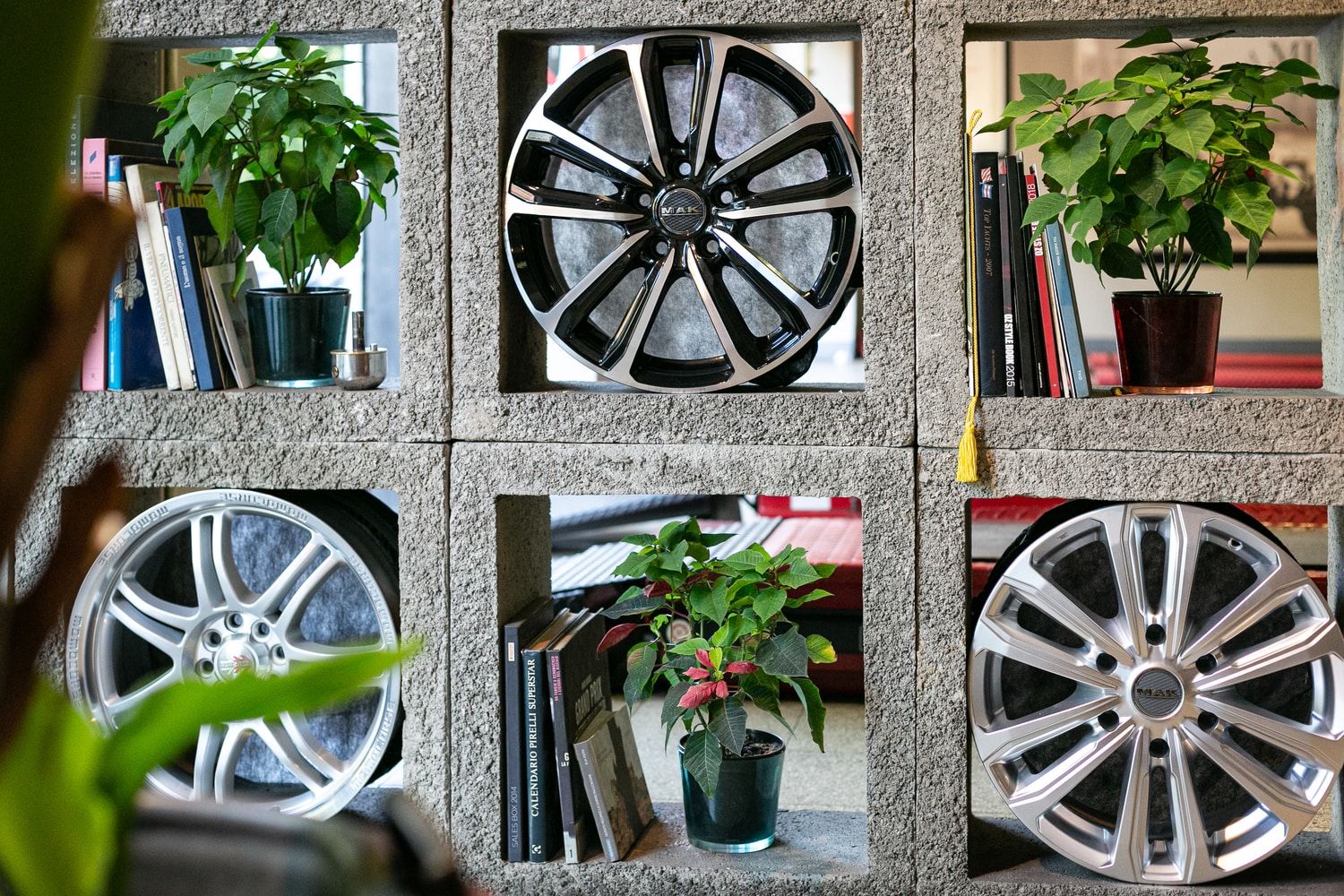 Frigerio Gomme Corso Sempione Milano, dettagli interno