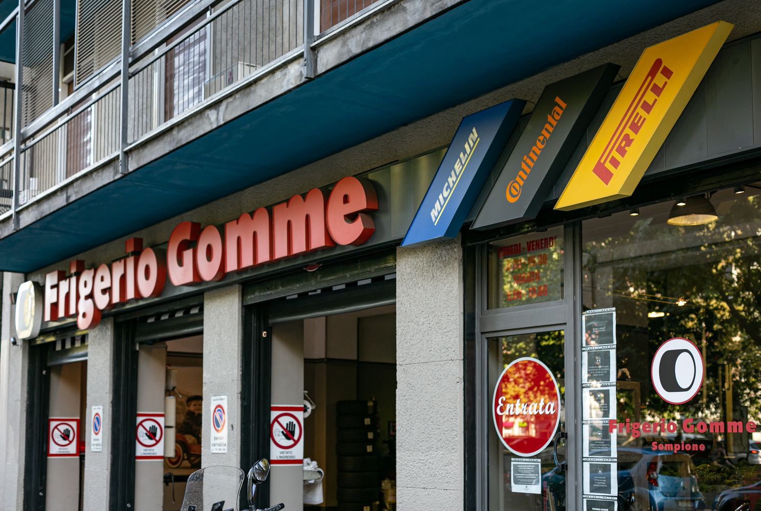 Frigerio Gomme Corso Sempione Milano, insegne