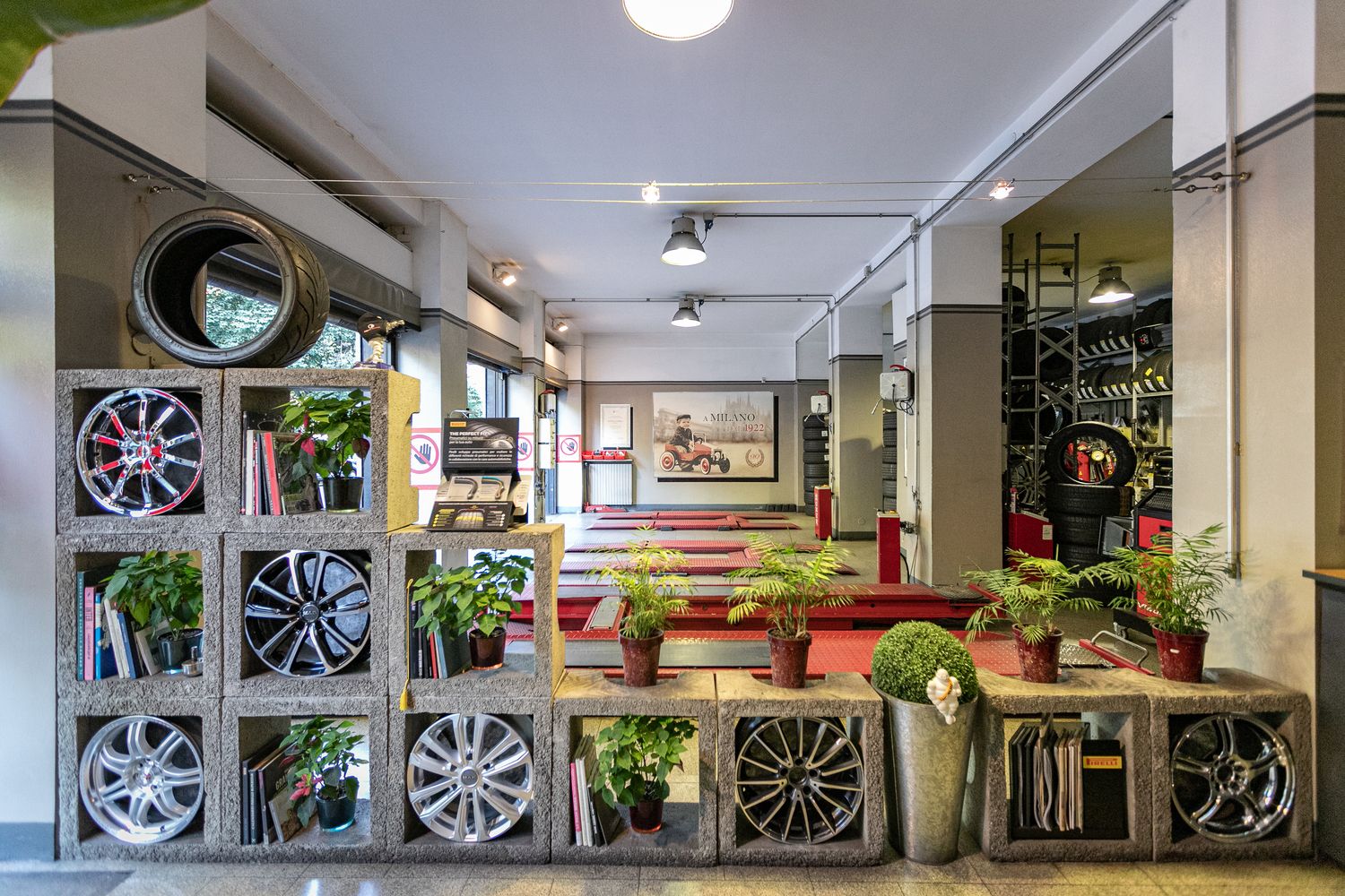 Frigerio Gomme Corso Sempione Milano, interni