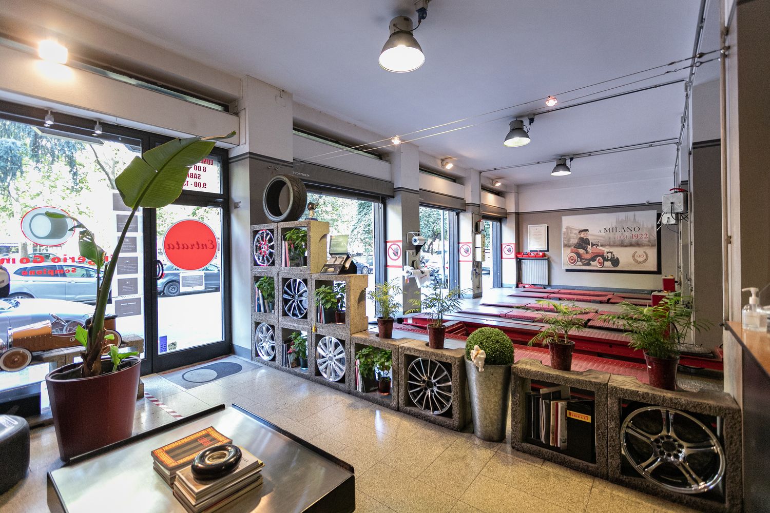 Frigerio Gomme Corso Sempione Milano, interno