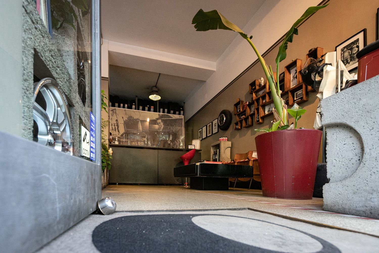 Frigerio Gomme Corso Sempione Milano, sala attesa