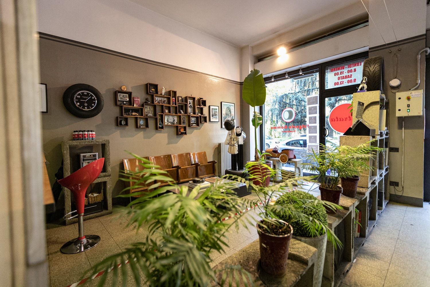 Frigerio Gomme Corso Sempione Milano, sala interna