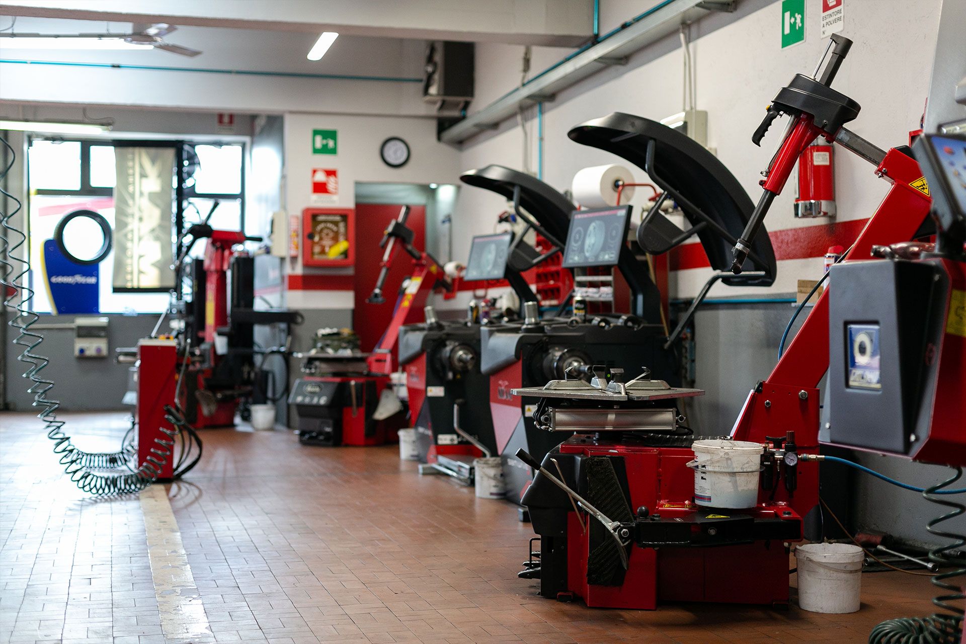 Frigerio Gomme via Palmanova Milano, macchinari