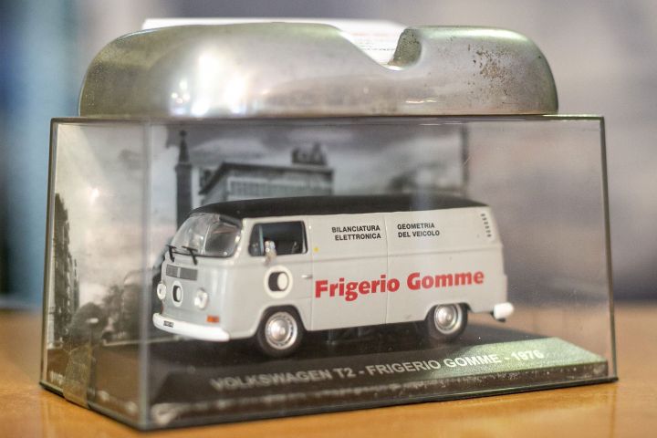 Gommista Milano, miniatura